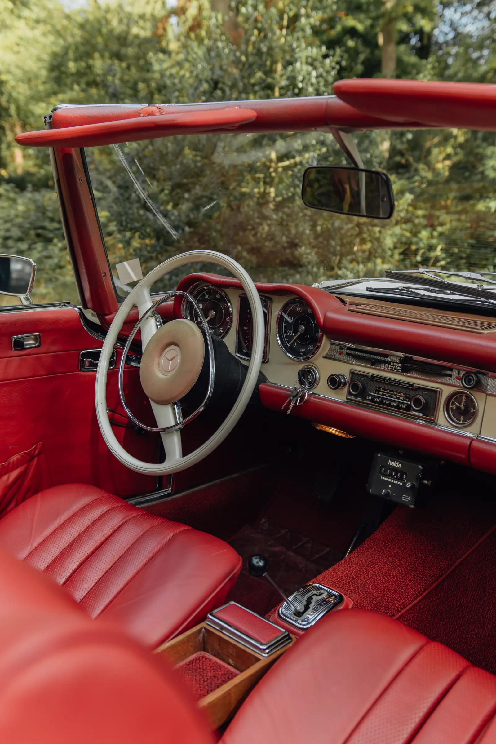 Rood interieur van een klassieke cabriolet
